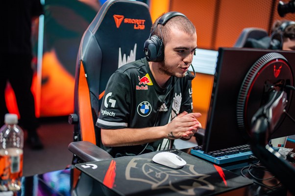 Gamer playing esports